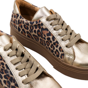 Inusual caramel gold leopard