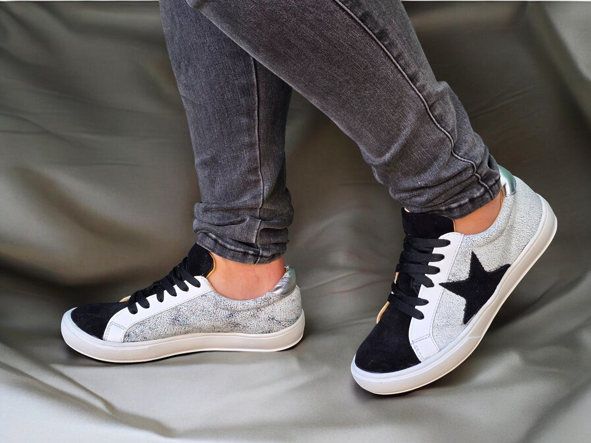 Olie white black star