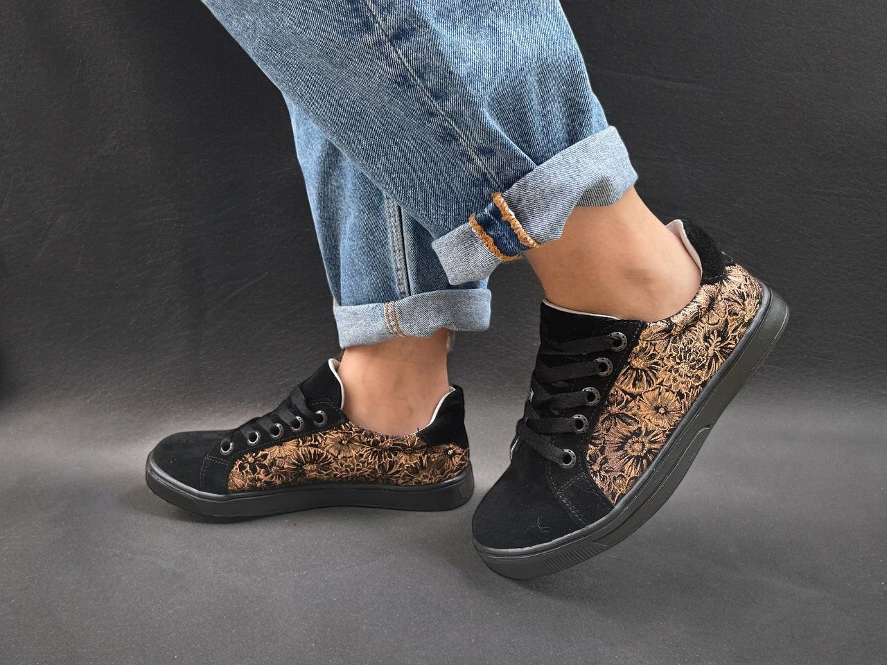 Bari black flower