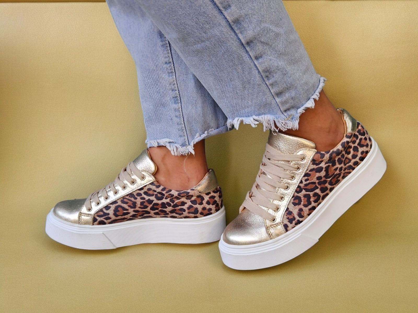Inusual gold leopard