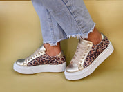 Inusual gold leopard