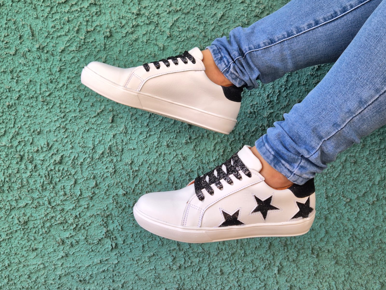 Olie white black