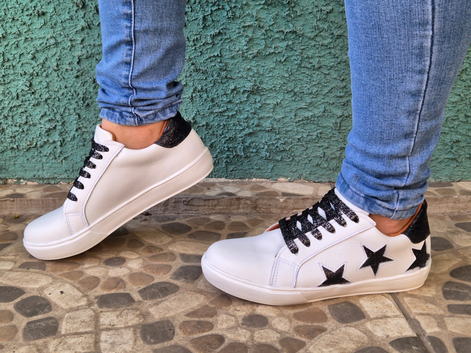 Olie white black